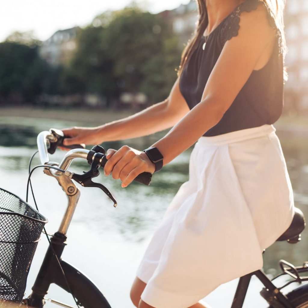Ein Mädchen auf einem Fahrrad mit einer Smartwatch