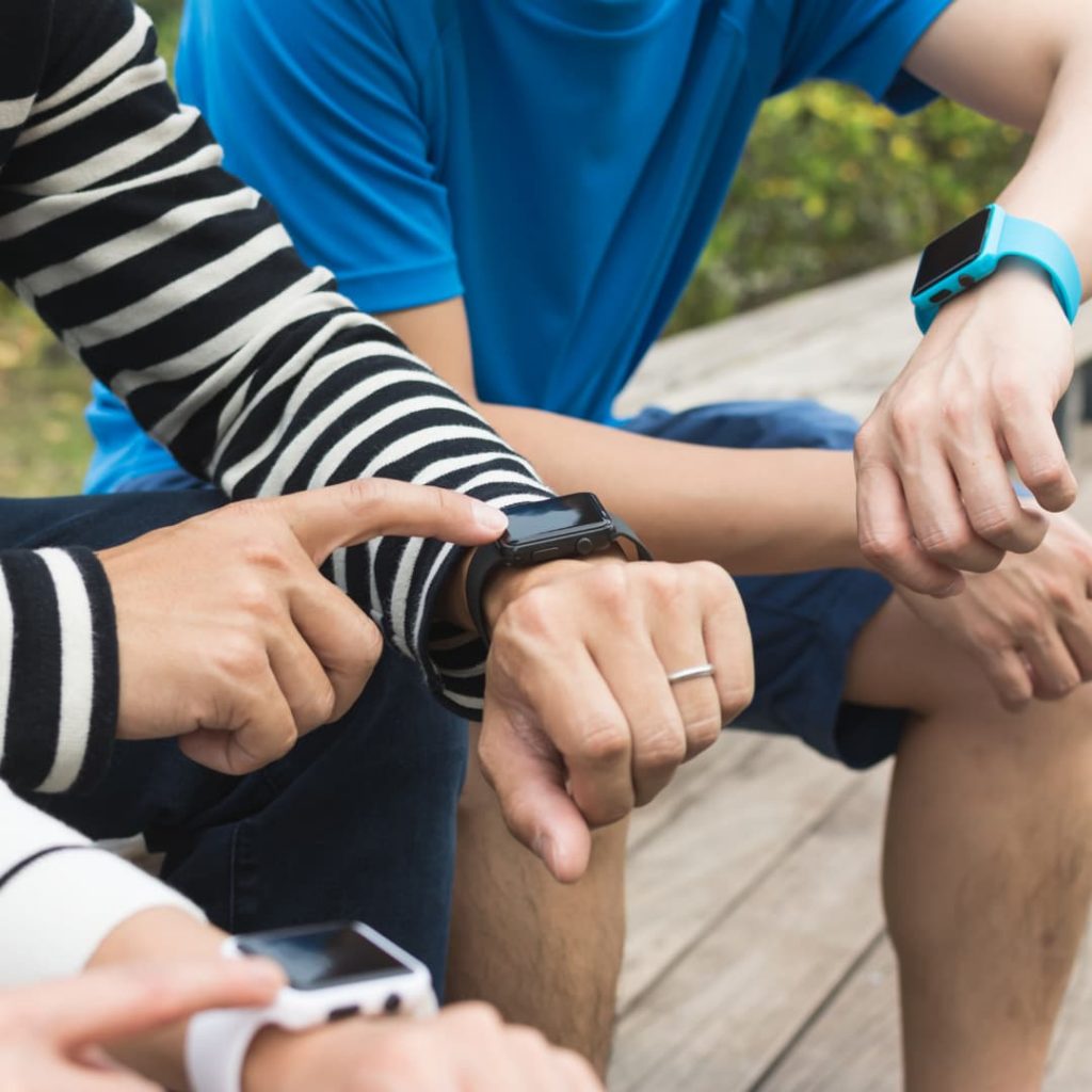 Männer mit Smart-Watches