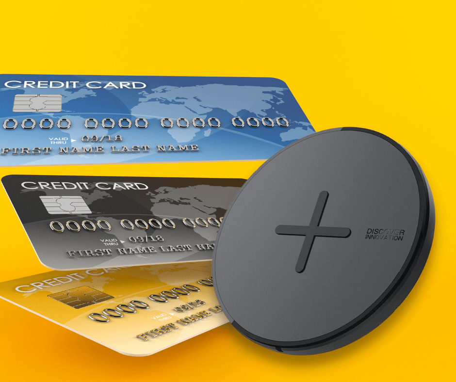 Kreditkarte und Qi-Ladegeräte