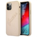 Guess Saffiano Vintage Script iPhone 12/12 Pro Hülle - Gold